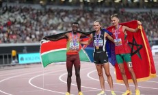 九游娱乐-田径选手飞奔终点，赢得人们的掌声