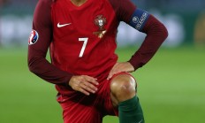 九游体育平台-关于足球巨星们的激烈对决，赛场上尽显风采的信息