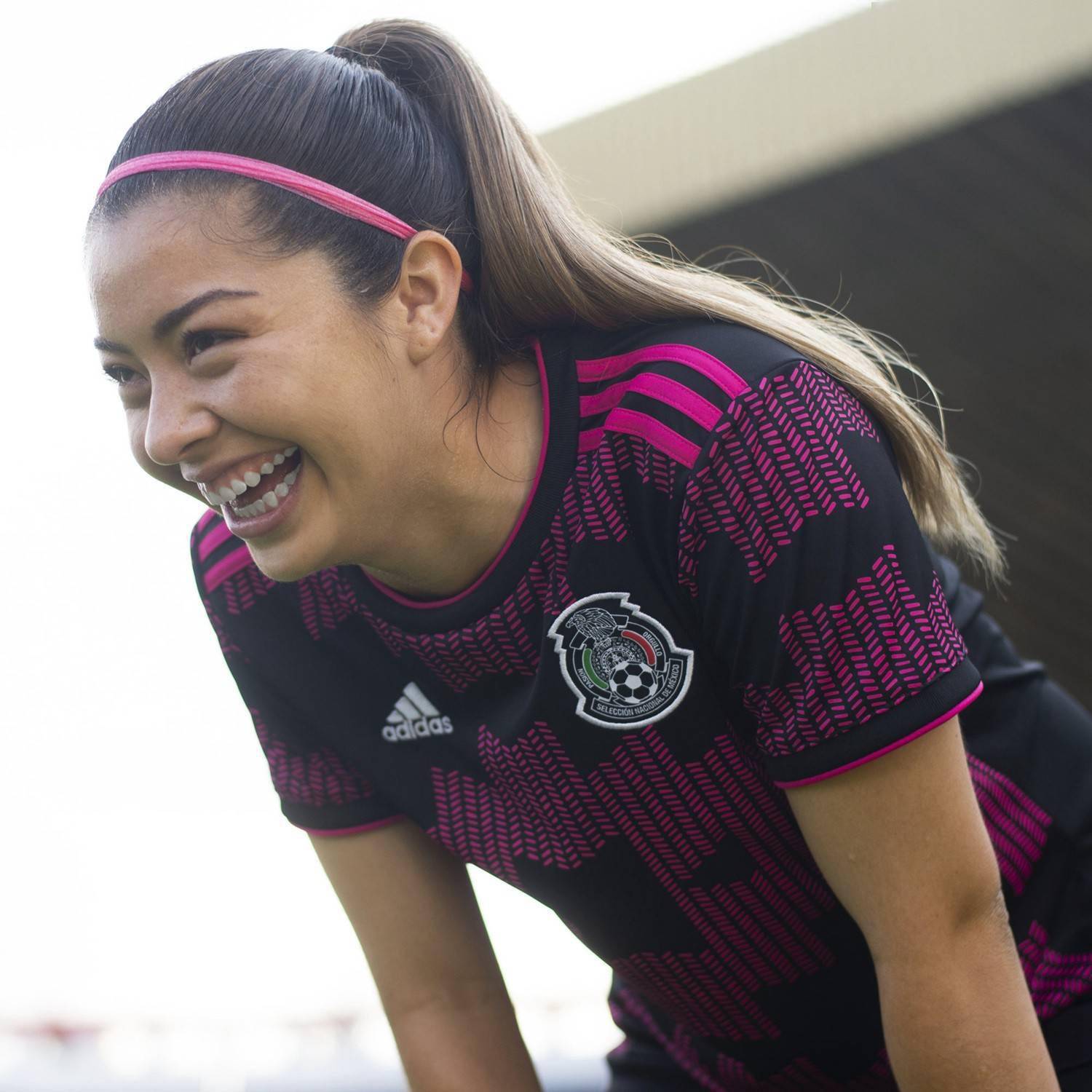 墨西哥女足队长领取最佳进球奖 墨西哥女足队长领取最佳进球奖