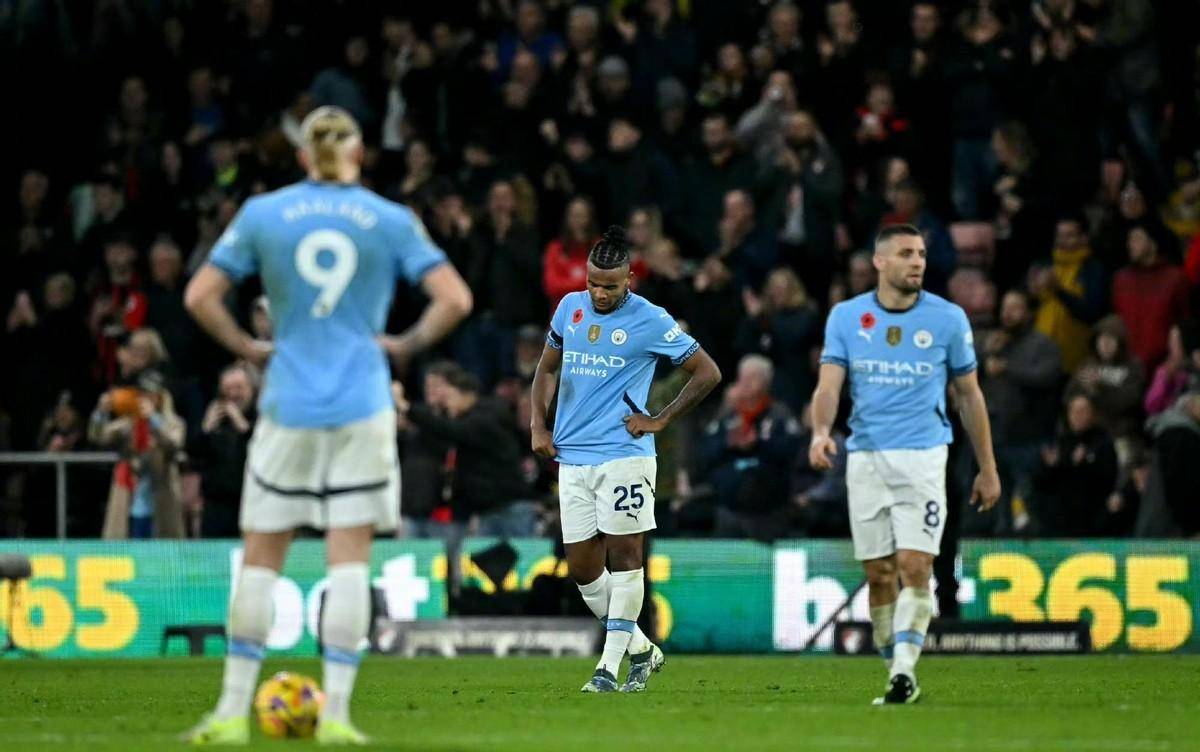 防线失守曼联遭遇挑战,主帅寻求解决方案 防线失守曼联遭遇挑战,主帅寻求解决方案