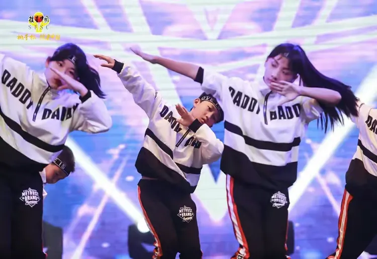 经典对决再现观众热情掌声响起 经典对决再现观众热情掌声响起