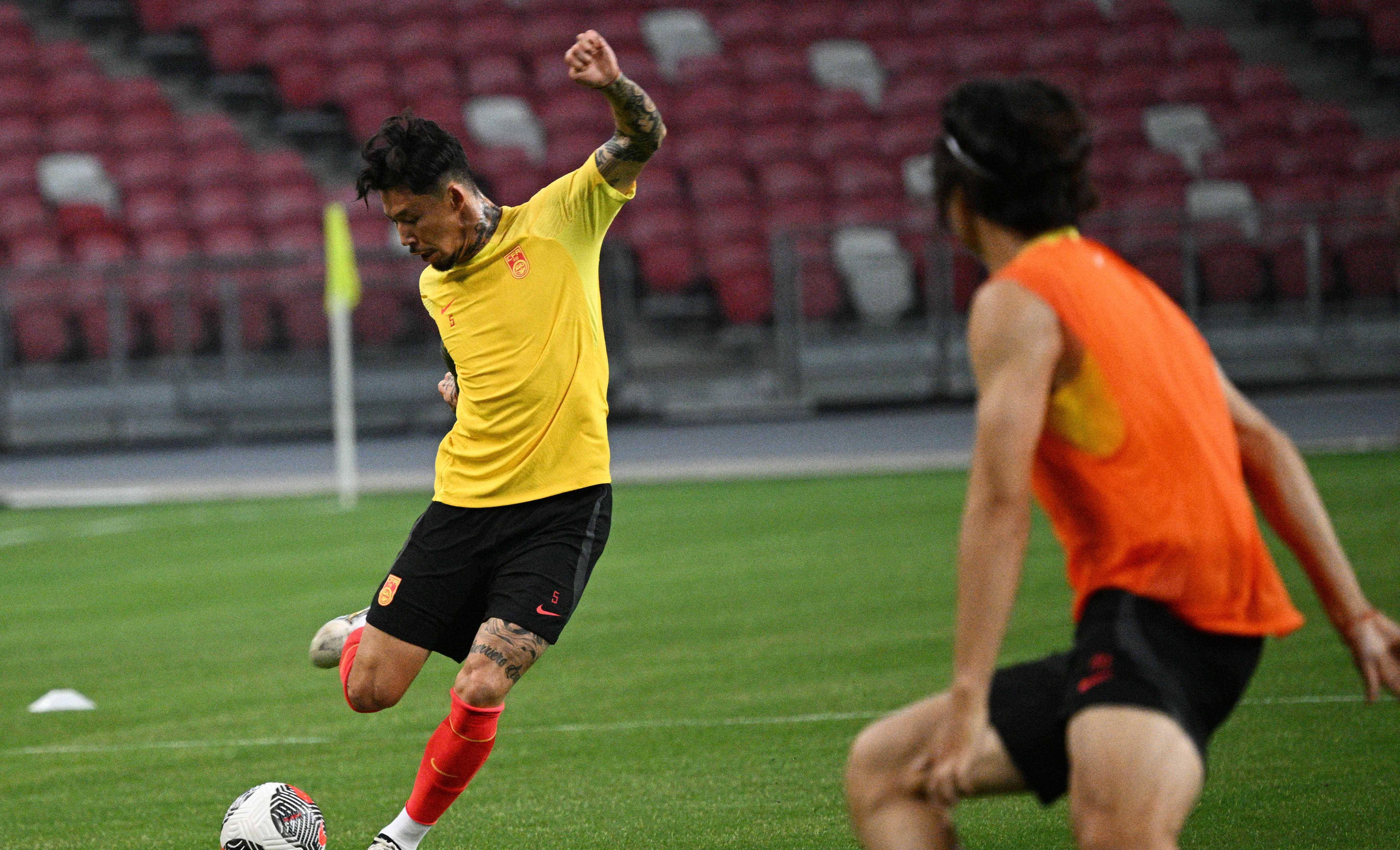 关于足球比赛精彩对决,球员拼尽全力争取胜利的信息 关于足球比赛精彩对决,球员拼尽全力争取胜利的信息