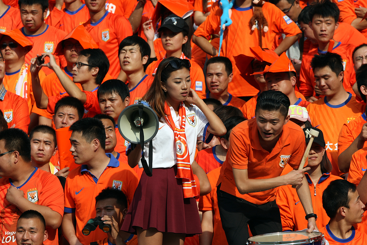 关于足球比赛精彩对决,球员拼尽全力争取胜利的信息 关于足球比赛精彩对决,球员拼尽全力争取胜利的信息