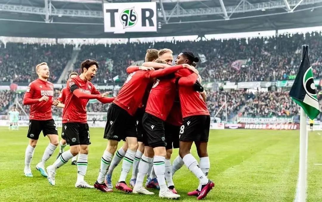 汉诺威队在比赛中踢得十分出色 汉诺威队在比赛中踢得十分出色