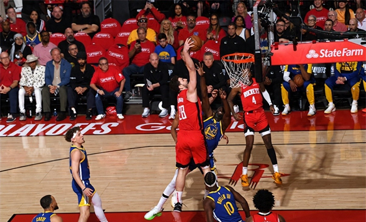 劲爆对战!赛场上球队为荣誉而全力拼杀的简单介绍 劲爆对战!赛场上球队为荣誉而全力拼杀的简单介绍