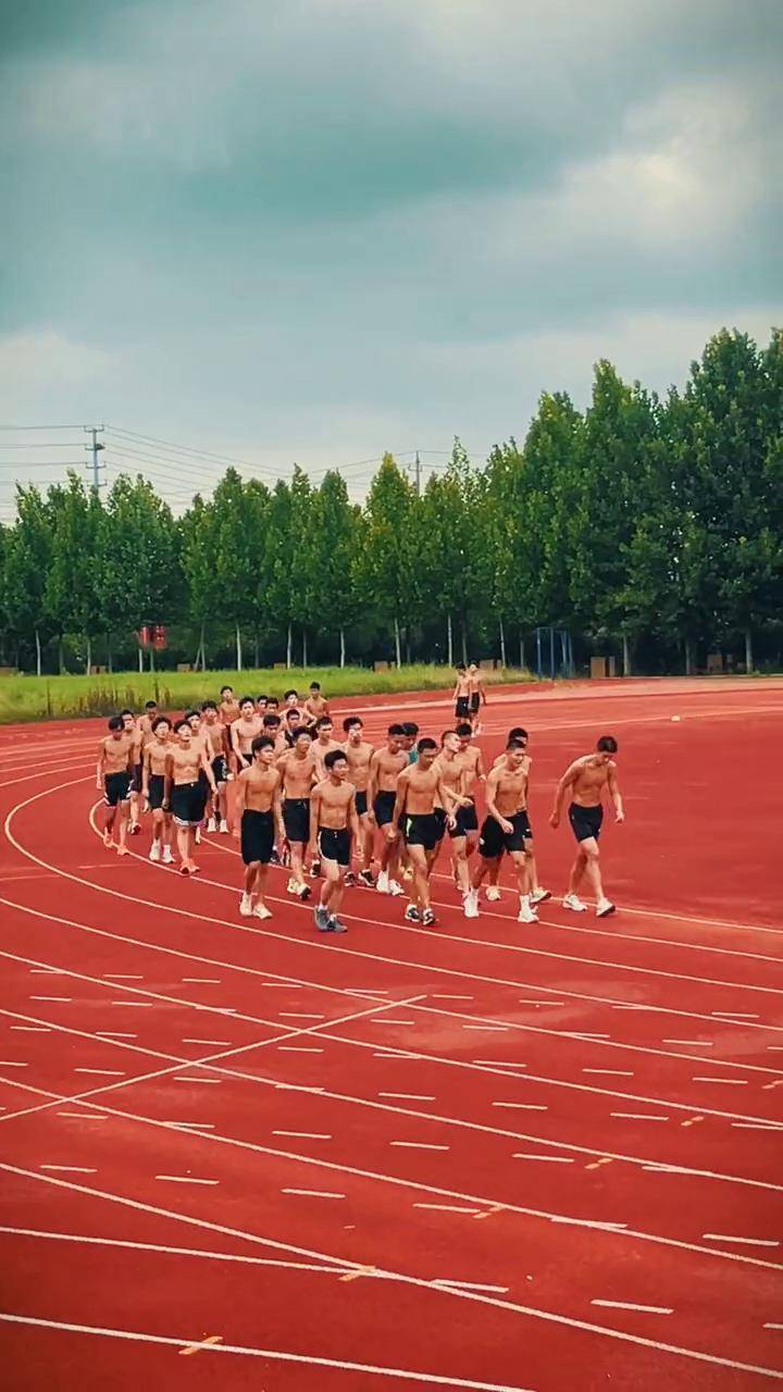 田径选手飞奔终点，赢得人们的掌声