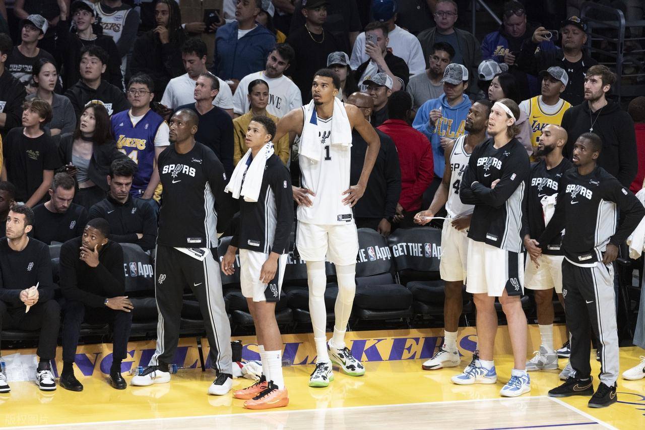 马刺翻盘步行者，霍勒迪带队取胜