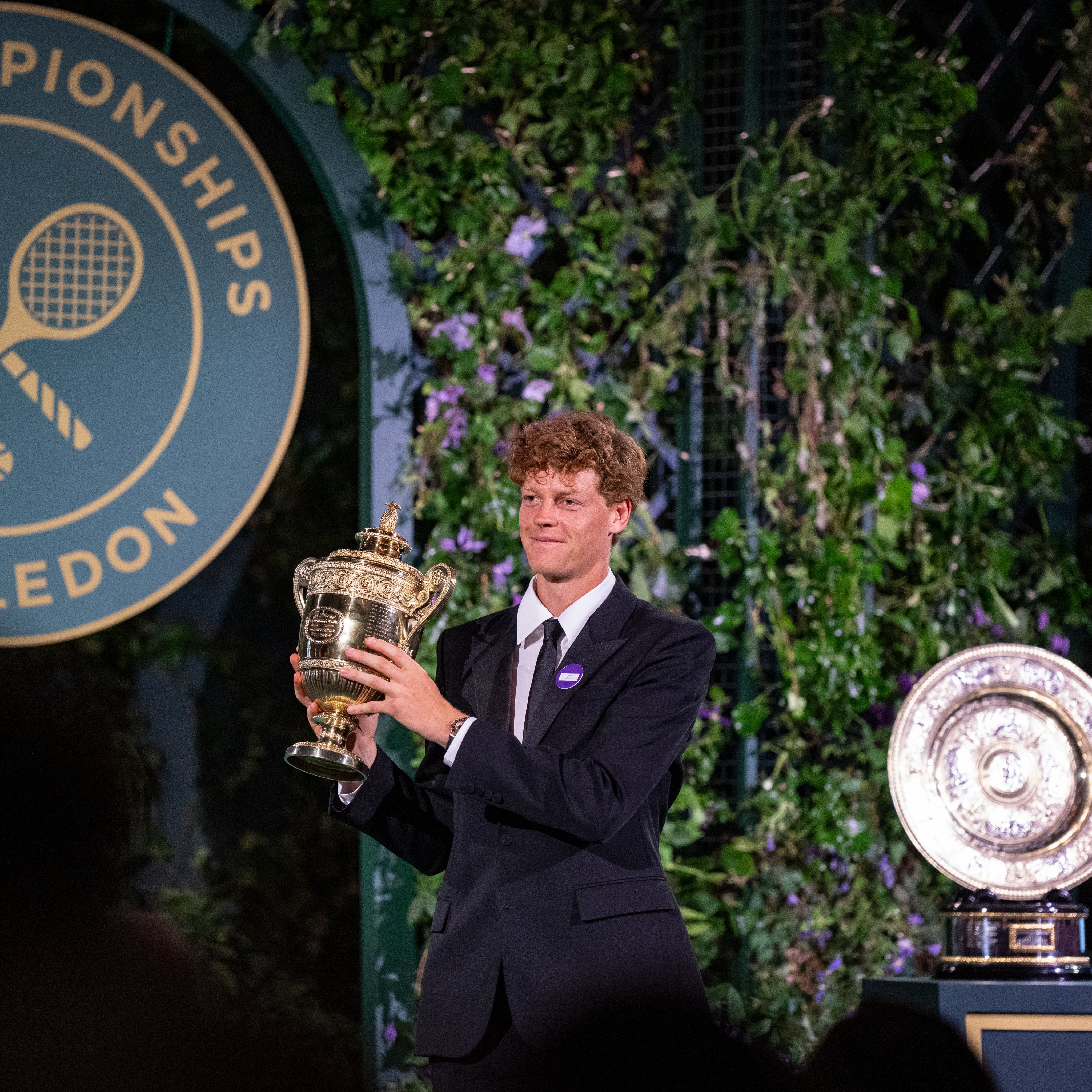 温网险胜年终总决赛，辛纳扛起全队